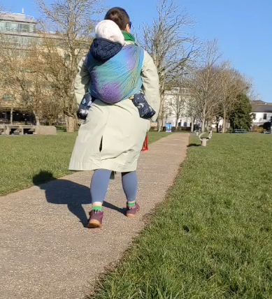 Babywearing and the development of walking