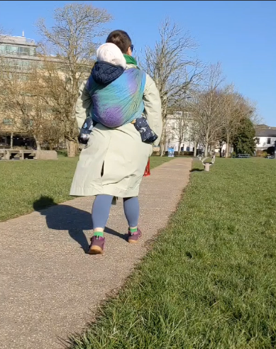 Babywearing and the development of walking
